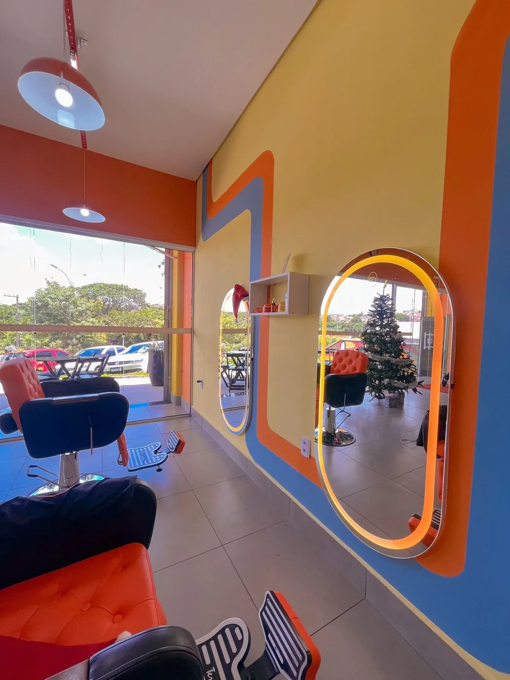 Estações de corte da Barbearia 60's com iluminação retrô